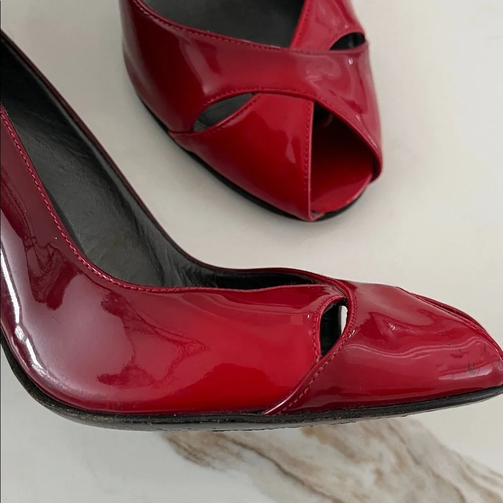 Elegant Ombré Red Stuart Weitzman patent leather peep-Toe 4” Heels - Picture 5 of 10